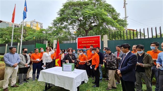 Vietnamese community in Mozambique raises funds for national vaccine fund